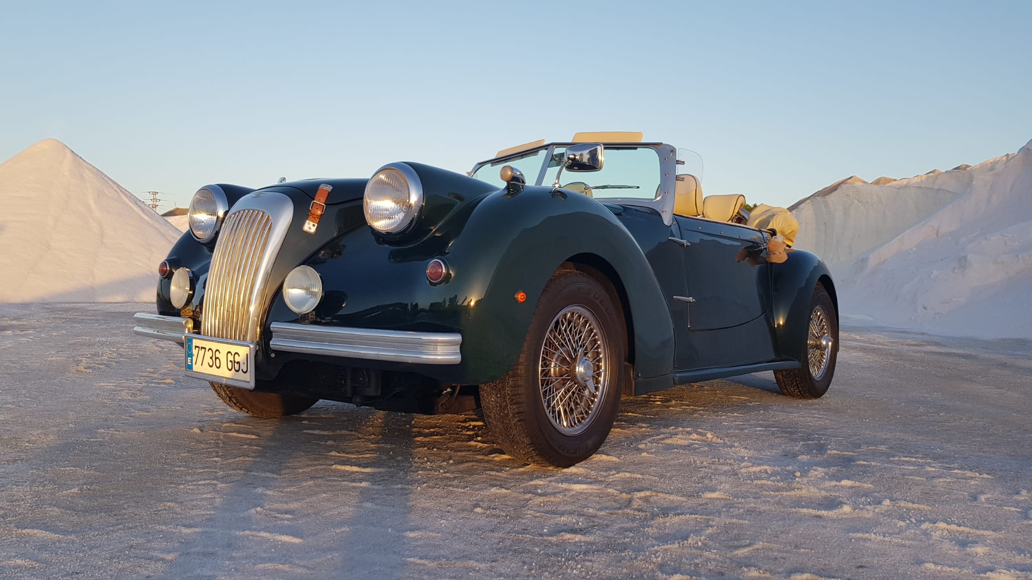 Roadster verde inglés en las salinas al atardecer